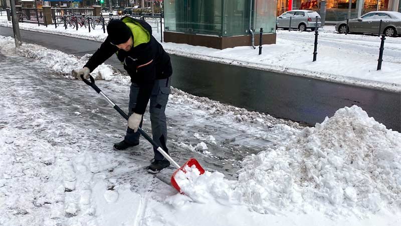 Schneeschieben,Gehweg,Mann,Winter,Schneeräumen