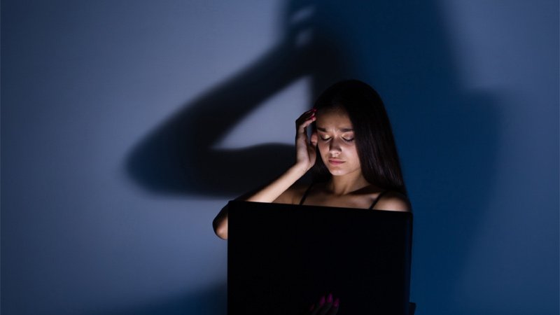 Stalking: Begriffsklärung und Strafbarkeit Frau,Computer,Laptop