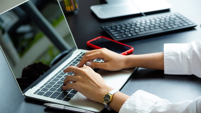 Scheinselbstständigkeit kann unangenehme Folgen haben. Laptop,Arbeit,scheinselbstständig,freiberuflich