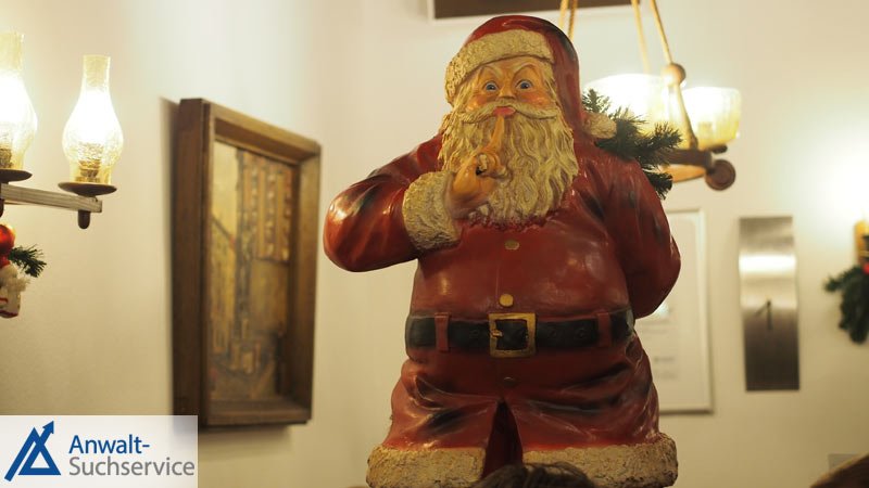Weihnachten: Besinnliche Zeit oder Familienstress? Weihnachtsmann,Adventskranz
